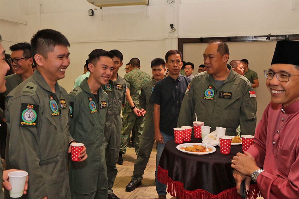 Maliki rai tentera Singapura sempena sambutan lebaran di Brunei