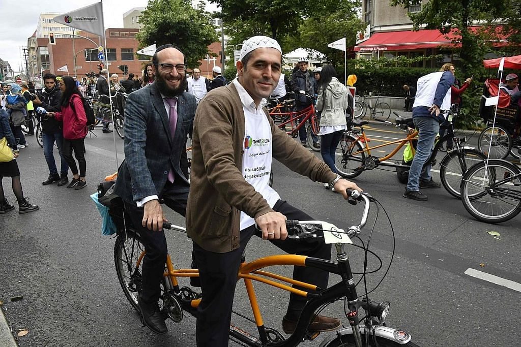 Imam, rabai naik basikal bersama bagi tolak perkauman di Jerman