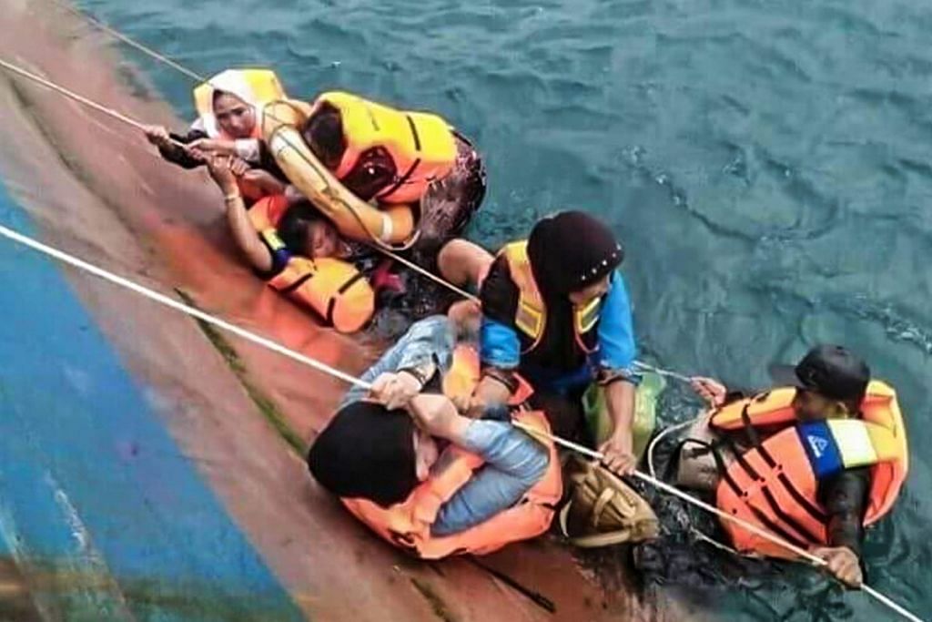Lebih 70 maut, hilang apabila feri karam di Sulawesi