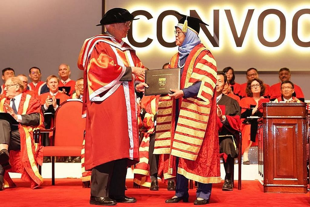 Mantan Presiden Tony Tan diberi penghormatan tertinggi NTU