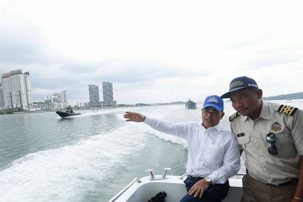 Menteri Besar Johor lawat kapal kerajaan Malaysia di ...
