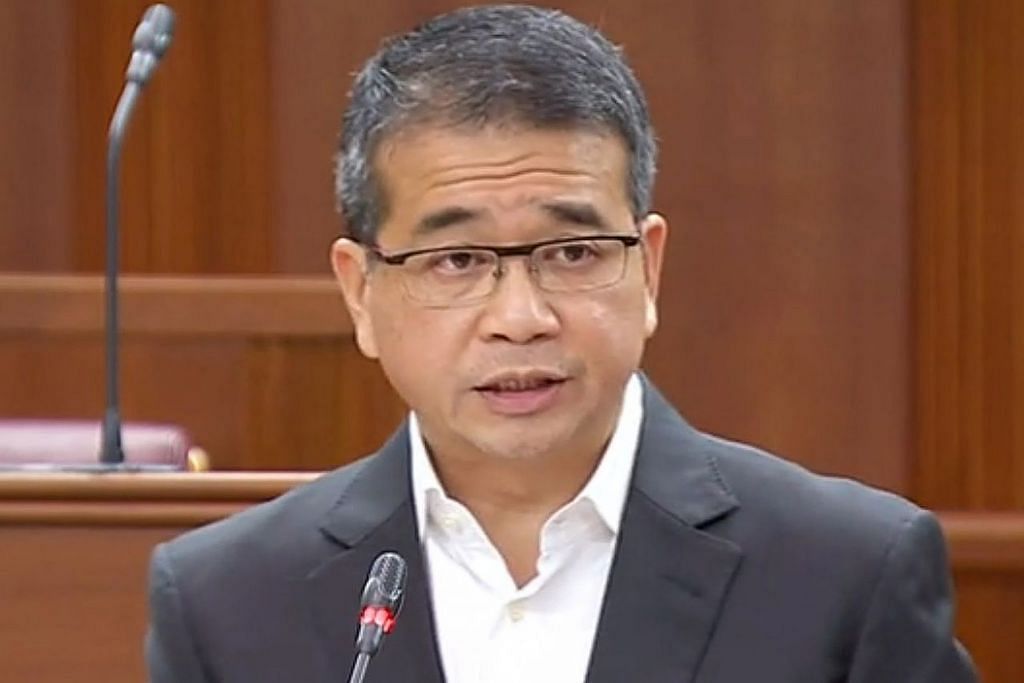 "Semakan semula ini juga dilakukan dalam konteks komitmen untuk memastikan premium kekal selama lima tahun apabila skim tersebut diperkenalkan pada 2015... Kami akan memantau dengan teliti kos jagaan kesihatan awam dan menambah usaha untuk memastikan kos jagaan kesihatan kekal dimampui warga Singapura." - Menteri Negara Kanan (Undang-Undang merangkap Kesihatan), Encik Edwin Tong (gambar atas).