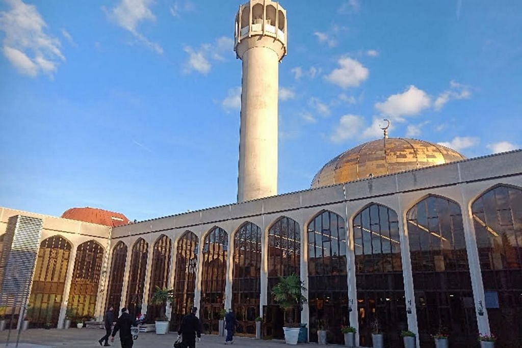 PENGHARGAAN KERAJAAN KEPADA MASYARAKAT ISLAM BRITAIN: Masjid Central London di Regent's Park yang berkubah warna emas menjadi antara destinasi persinggahan pelancong Islam di kota London.