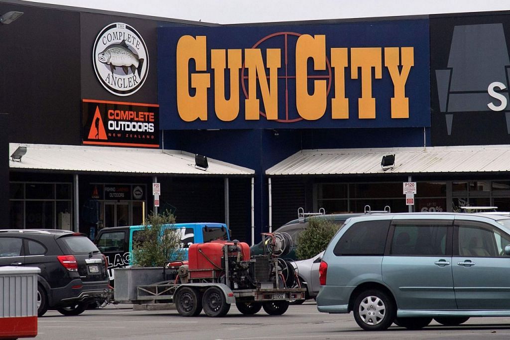 MUDAH BELI SENJATA API: Penyerang serangan di Christchurch didakwa membeli empat senjata dan peluru dari kedai Gun City antara Disember 2017 dan Mac 2018. Namun pemilik kedai semalam menjelaskan bahawa mereka tidak menjualnya senjata berkuasa besar yang digunakan dalam pembunuhan itu. - Foto AFP
