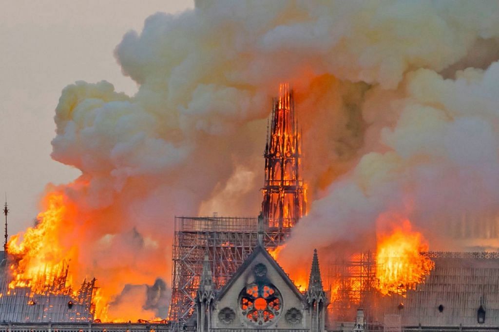 DIJILAT API: Api marak memusnahkan sebahagian gereja besar Notre-Dame mercu tanda bersejarah Perancis yang wujud sejak Zaman Pertengahan. Mujur kebakaran itu pantas dikawal bomba, kata pihak berkuasa Perancis semalam. - Foto AFP