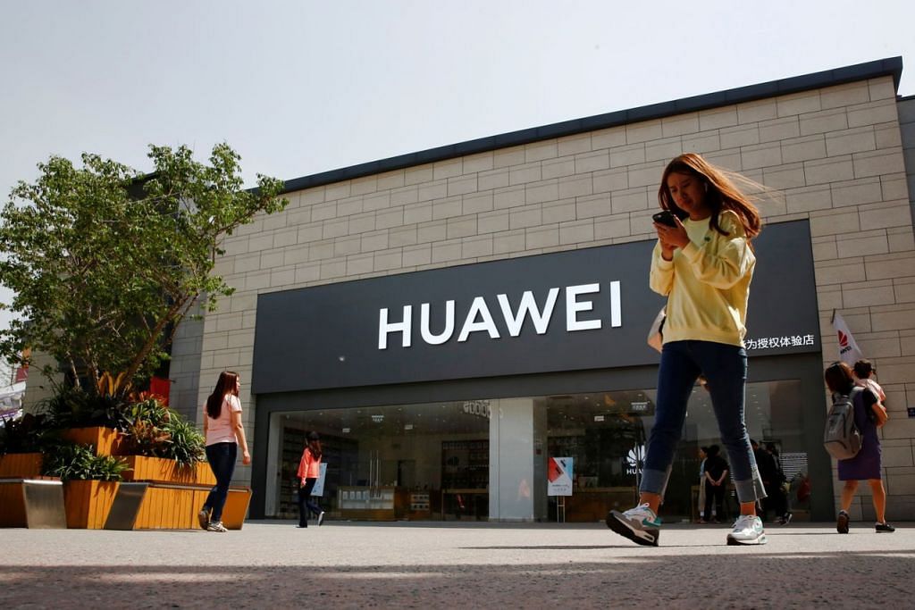 DIKENAKAN SEKATAN: Amerika percaya telefon pintar dan peralatan rangkaian Huawei boleh digunakan oleh China untuk mengintip Amerika, tuduhan yang syarikat itu berulang kali nafikan. – Foto REUTERS