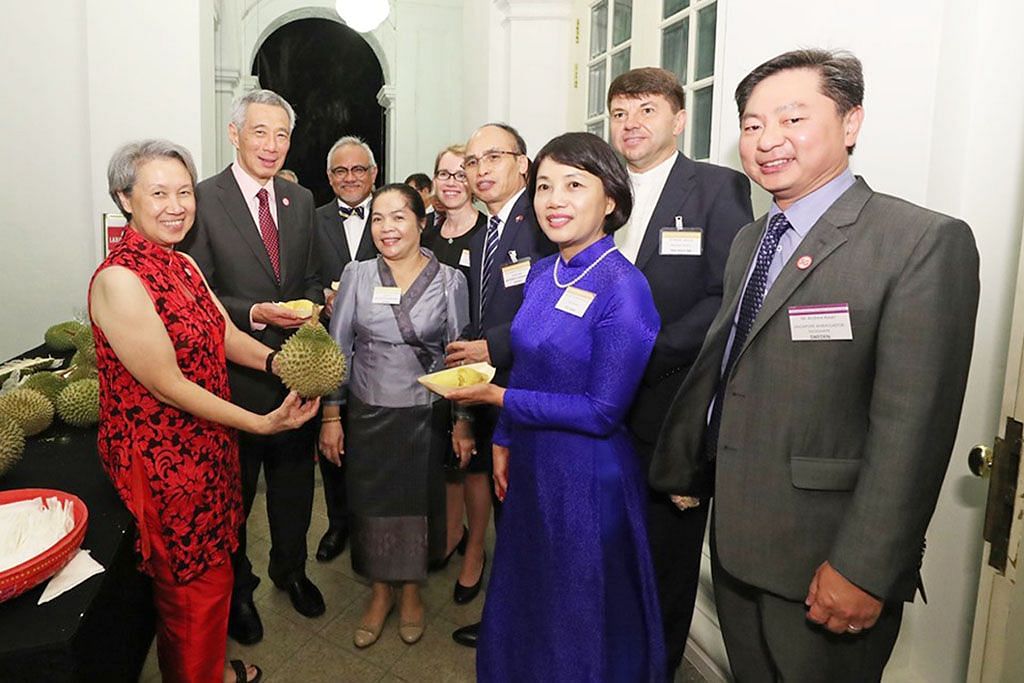 PM Lee ketengah makanan kegemaran S'pura kepada wakil luar negara