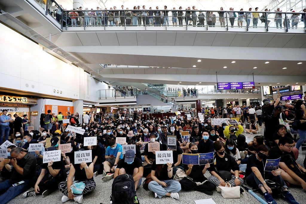 Penunjuk perasaan adakan pula bantahan di lapangan terbang HK