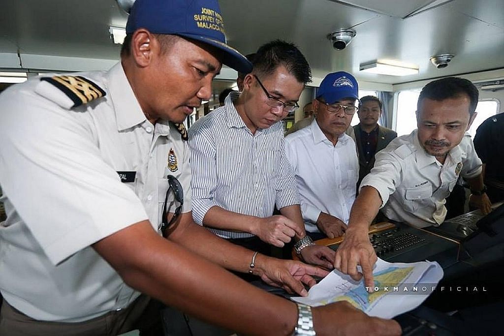 Menteri Besar Johor lawat kapal M'sia di perairan S'pura di Tuas