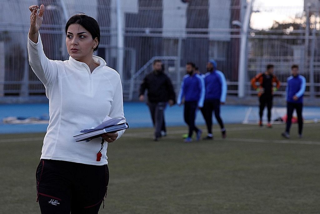 Wanita latih kelab bola lelaki Syria