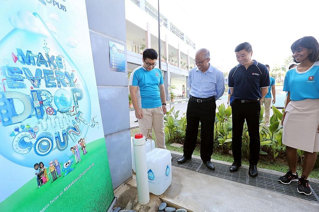 Maktab Rendah Nanyang adakan latihan catuan air