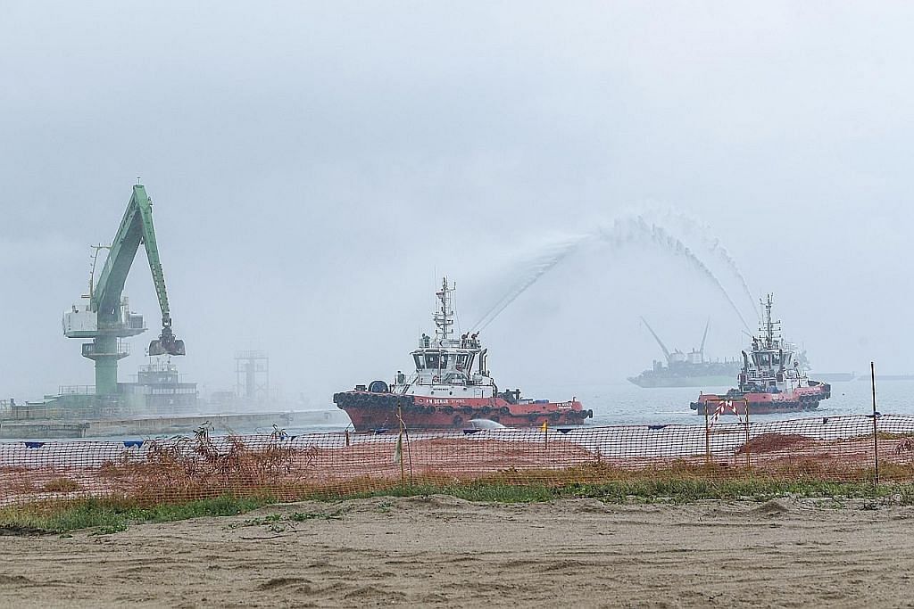 Fasa pertama tambak tanah pelabuhan Tuas hampir selesai