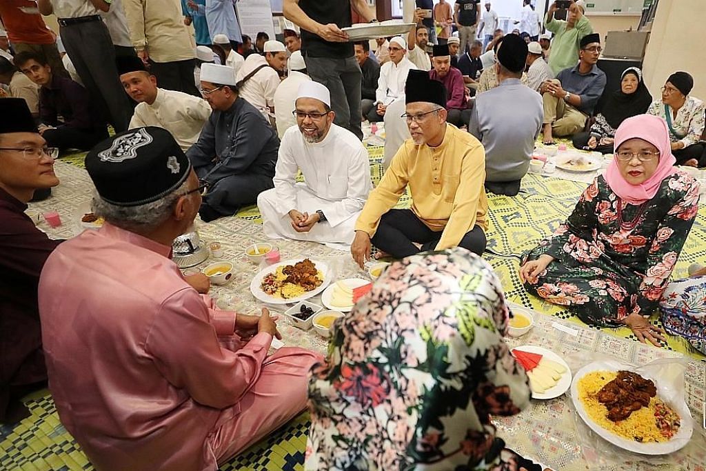 Presiden Halimah buka puasa bersama jemaah Masjid Hajjah Fatimah