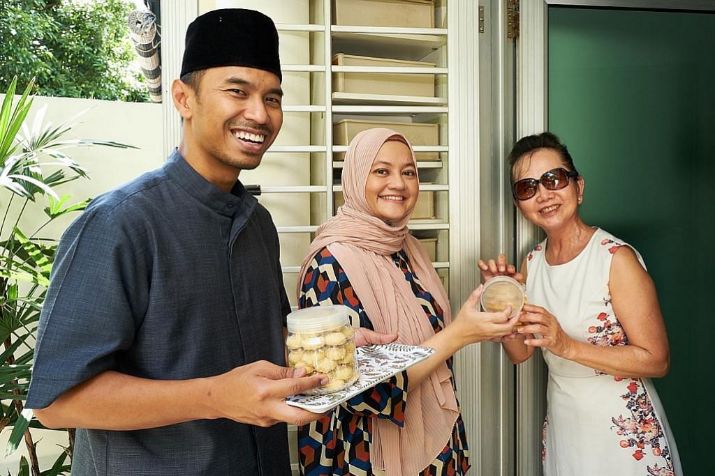 'Ketuk' rumah jiran bukan Melayu, kongsi hadiah kuih-muih