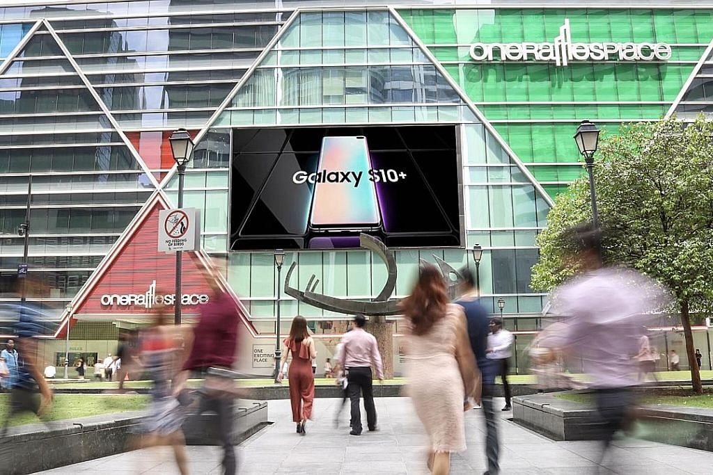 Firma iklan luaran SPH papar skrin LED di One Raffles Place
