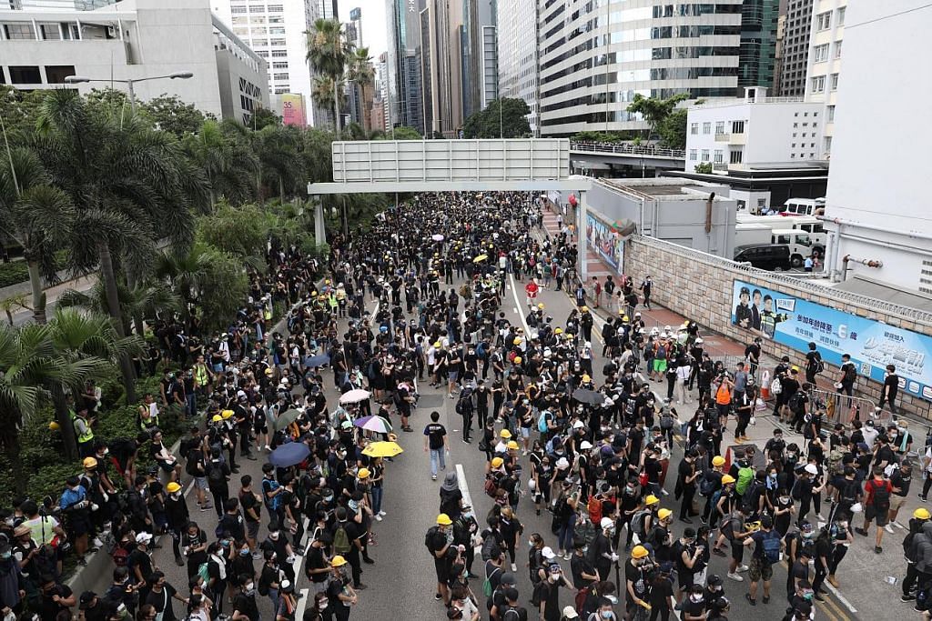 Penunjuk perasaan sekat ibu pejabat polis HK, mahu temu ketua polis