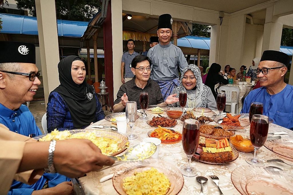 Rumah terbuka warga Tampines sambut DPM Heng sebagai tamu