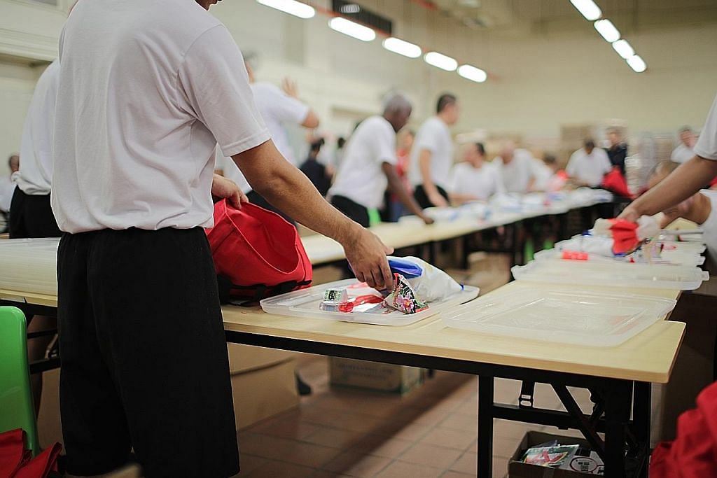 Penghuni penjara Changi turut sumbang isi beg cenderahati NDP