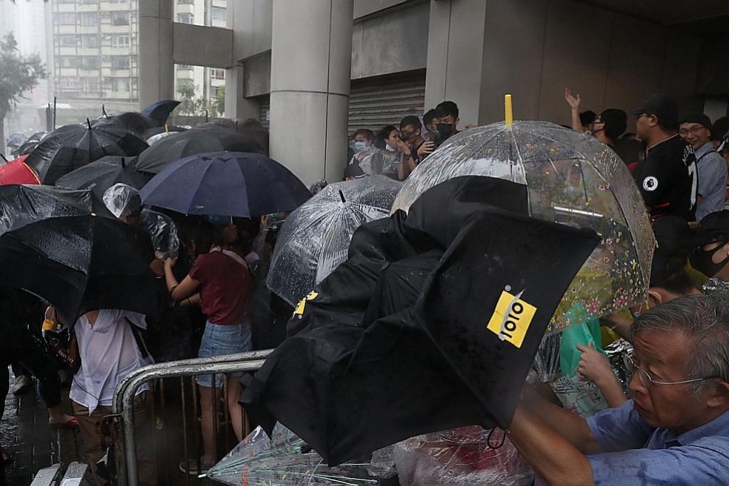 Bantahan HK: Lebih ramai mungkin ditangkap lepas 44 dituduh merusuh