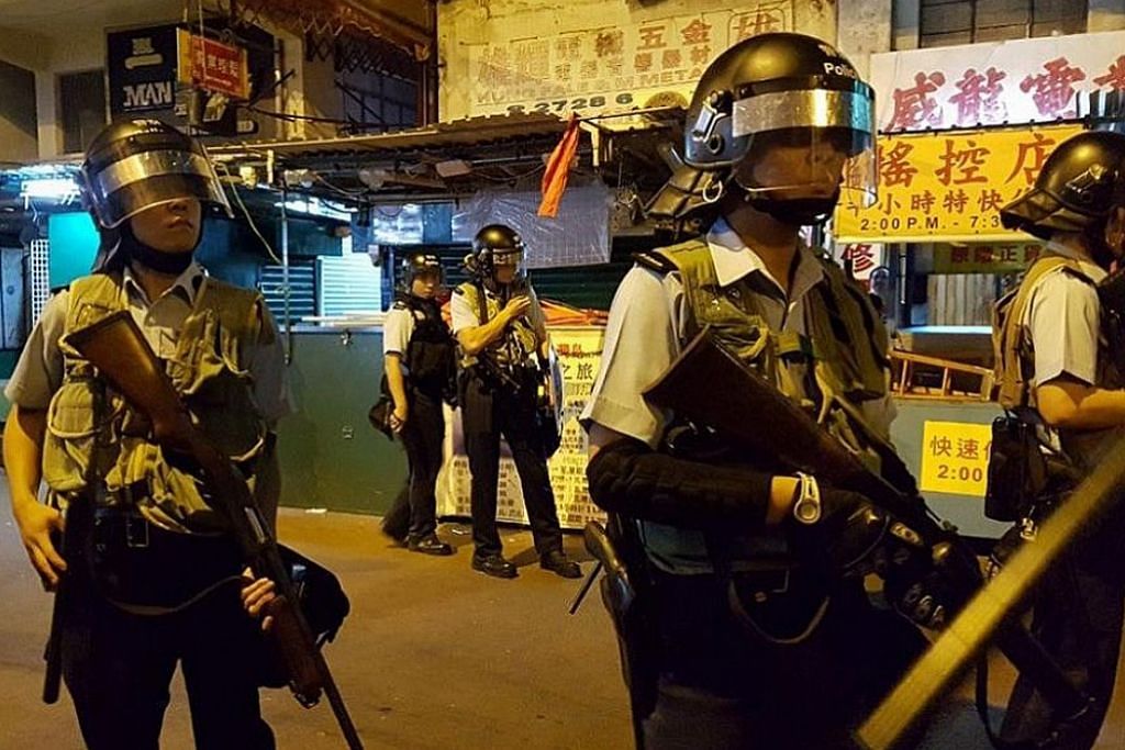 Balai polis HK dikepung pembantah susuli tangkapan pemimpin pelajar