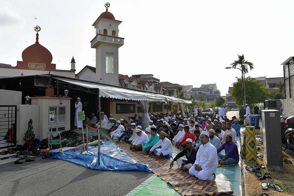 Relawan badan Buddha bantu kawal trafik di Masjid Abdul Razak