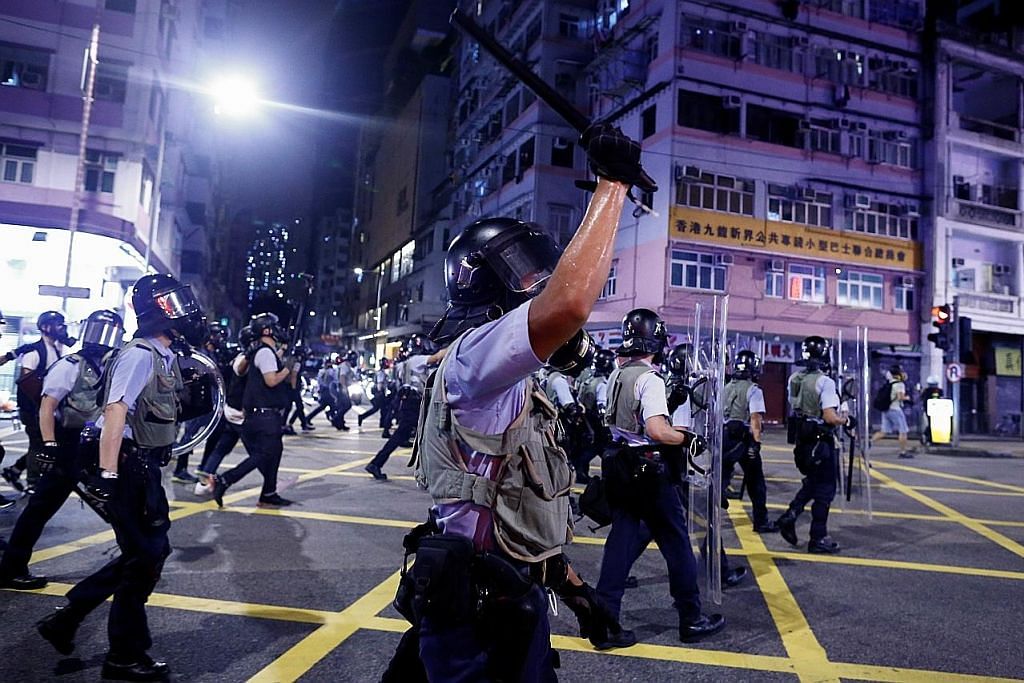 Beberapa akhbar HK siar iklan tunjuk sokongan terhadap polis