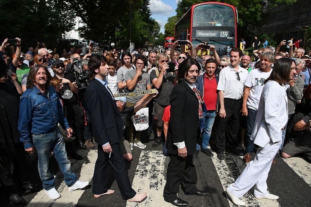 Peminat Beatles banjiri Abbey Road, lalui lintasan zebra popular kumpulan itu