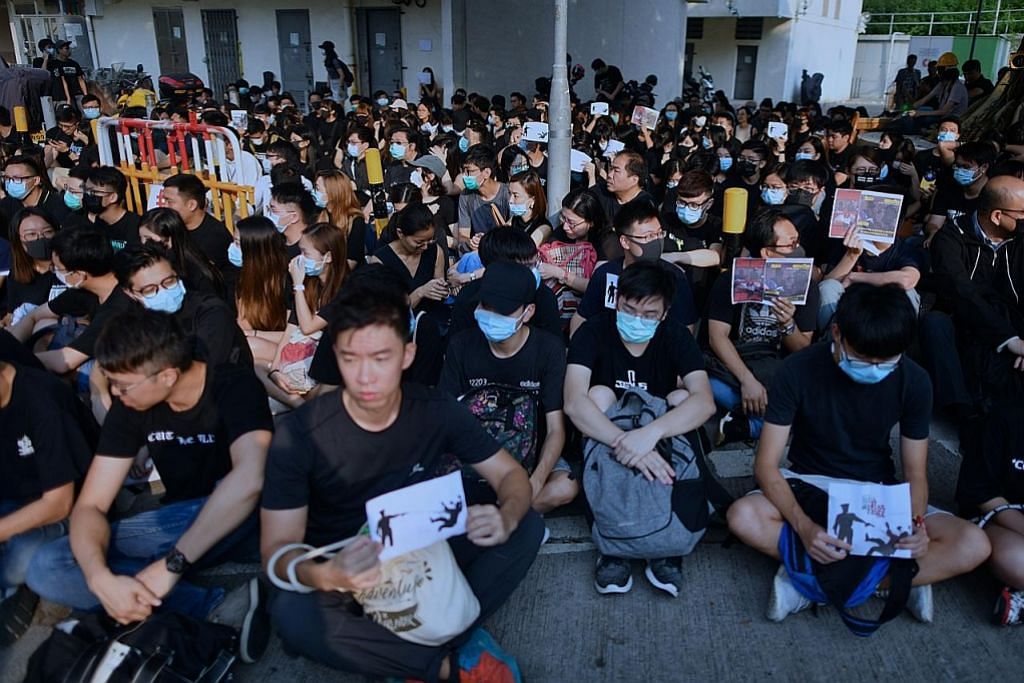 Ratusan anjur mogok duduk susulan pelajar ditembak