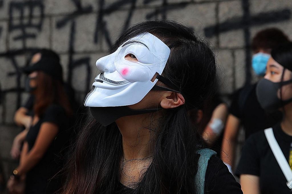 PERGOLAKAN DI HONGKONG Langgar undang-undang antitopeng: Polis HK tahan 77 orang