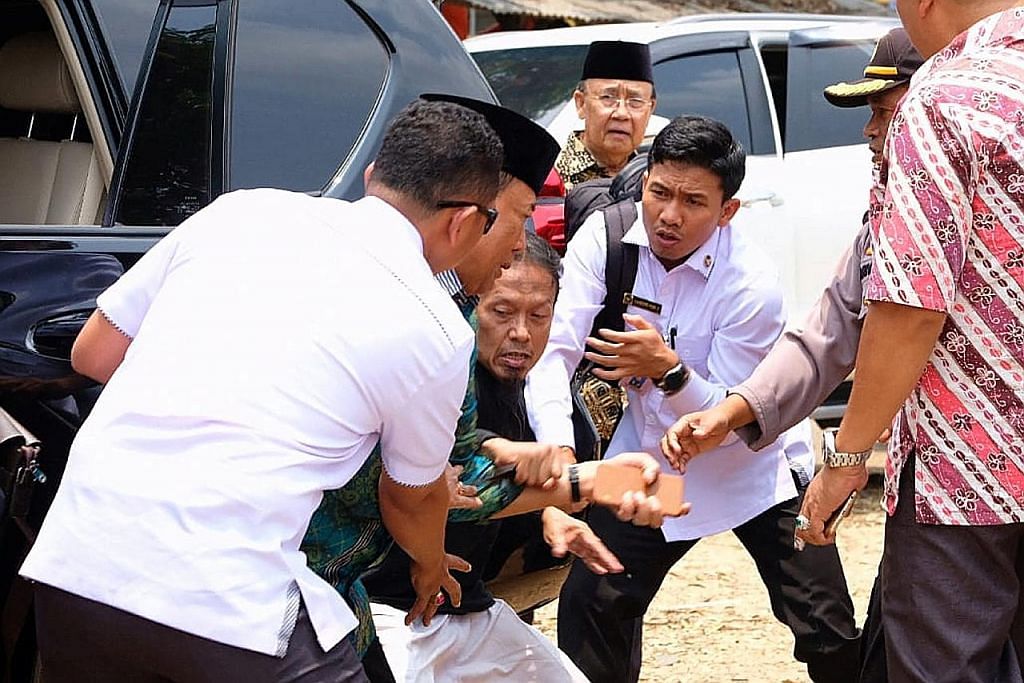 Menteri Indonesia Wiranto ditikam
