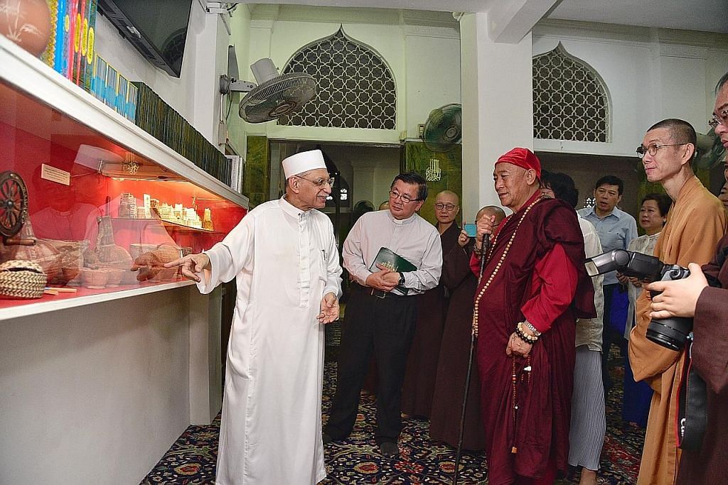 Buka pintu masjid untuk semua demi keharmonian agama di S'pura