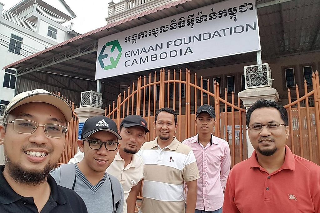 Jurutera bersatu tenaga bina sekolah di Kemboja
