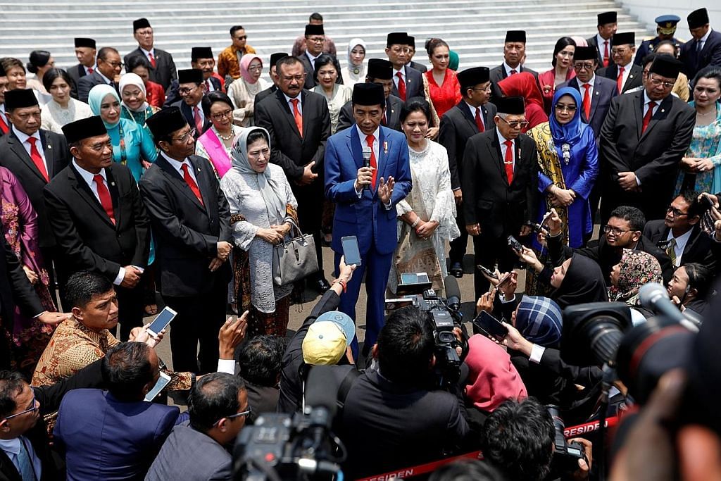 Kabinet baru Indonesia disertai ahli politik lawan, karyawan