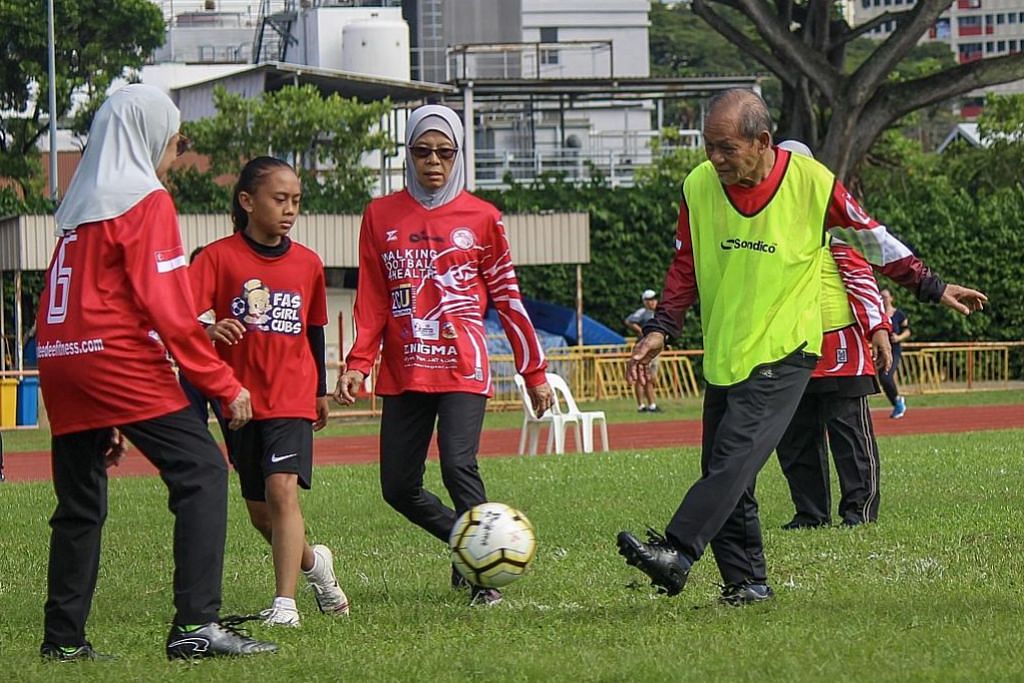 300 sertai kegiatan bola sepak berjalan tiga generasi