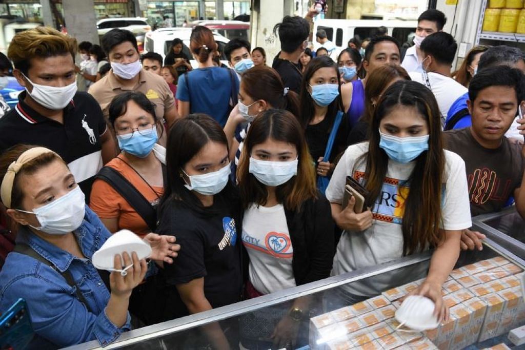Penduduk di Manila sedang membeli pelitup muka di kedai bekalan perubatan sebagai langkah berjaga-jaga. 