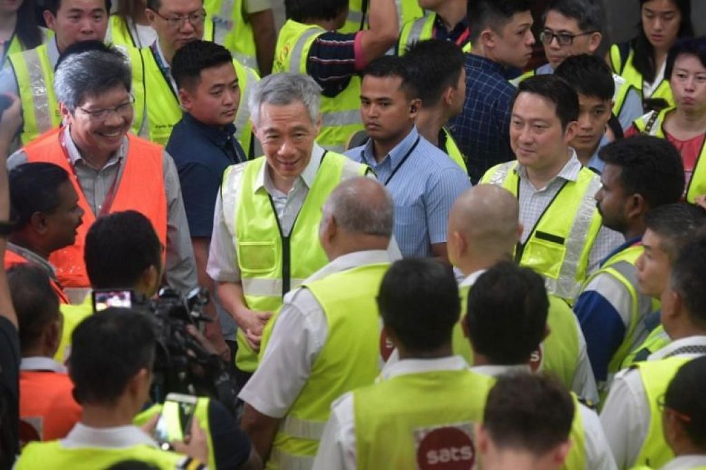 KUNJUNGI PEKERJA: Perdana Menteri Lee Hsien Loong menemui pekerja di Terminal 3 Lapangan Terbang Changi pada 14 Februari 2020.