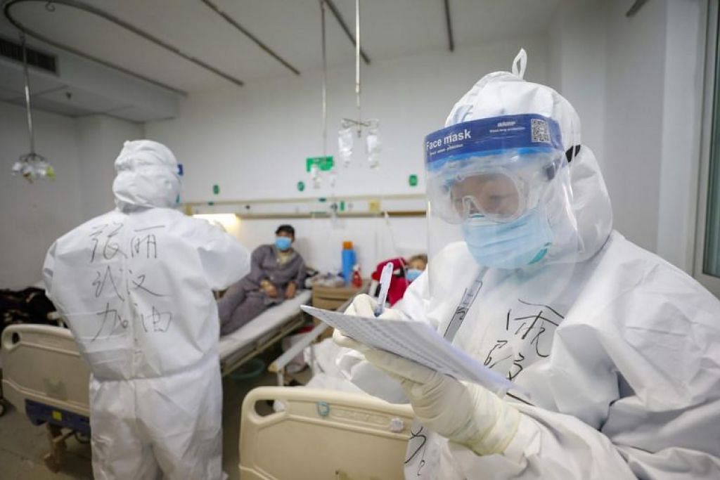 BEKERJA DI BARIS DEPAN: Kakitangan perubatan bekerja di sebuah wad di sebuah hospital di Wuhan.