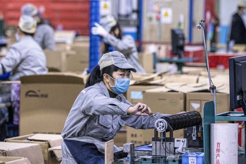 Seorang wanita dilihat memakai pelitup sambil bekerja di kilang Sunwill di Foshan China, 18 Februari 2020: Foto: EPA-EFE
