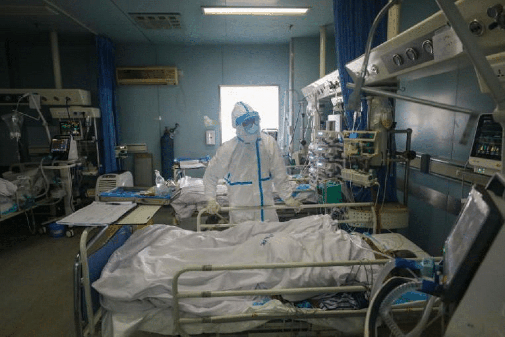 Seorang doktor memeriksa keadaan pesakit di Hospital Jinyintan di Wuhan, China. - Foto EPA-EFE

