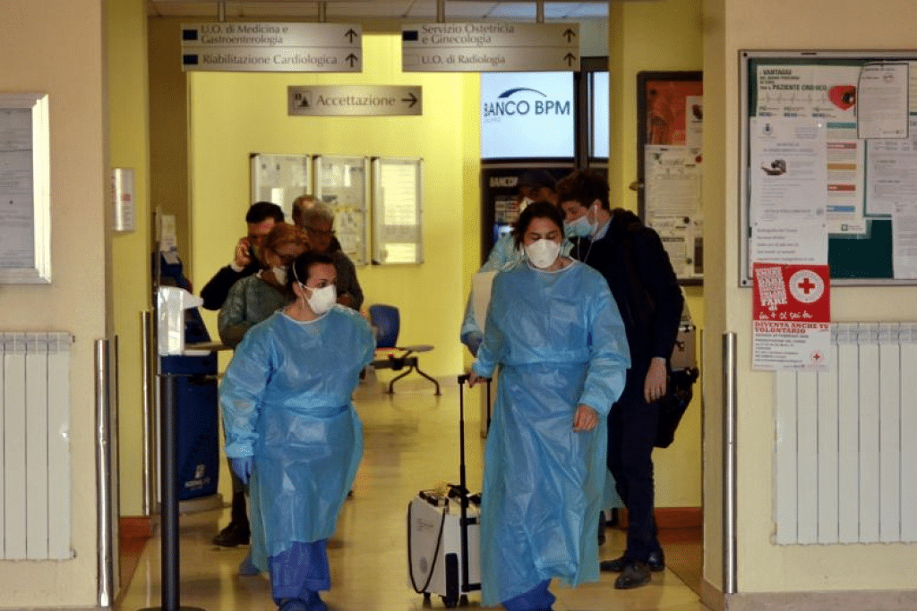 Pekerja perubatan di Codogno Civic Hospital, dekat Lodi, di bahagian utara Italy.