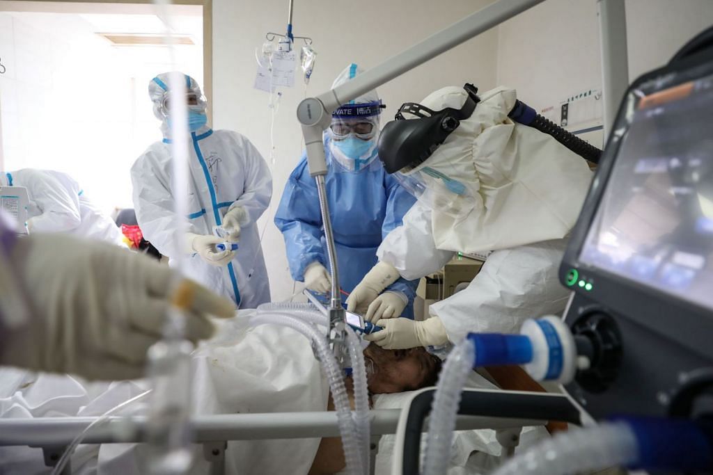 Beberapa pekerja kesihatan merawat seorang pesakit koronavirus yang berada dalam keadaan kritikal di hospital Palang Merah di Wuhan, wilayah Hubei, China pada 1 Mac 2020. Foto: AFP