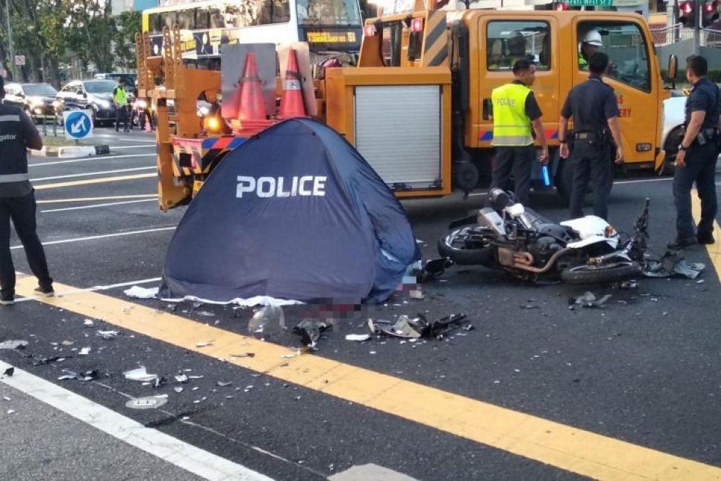 Foto kemalangan di media sosial menunjukkan motosikal yang musnah dan khemah polis dipasang di sebelahnya di persimpangan West Coast Road dan Clementi Avenue 2. Foto: PEMBACA STOMP