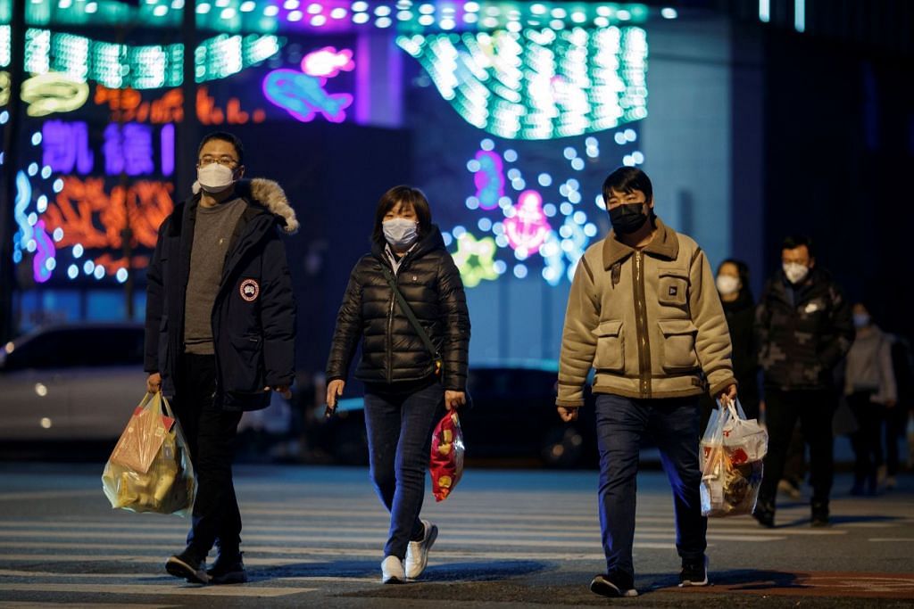 TETAP BERWASPADA: Beberapa pelanggan pusat beli-belah dilihat memakai pelitup di Beijing pada 11 Mac 2020. Foto: REUTERS.

