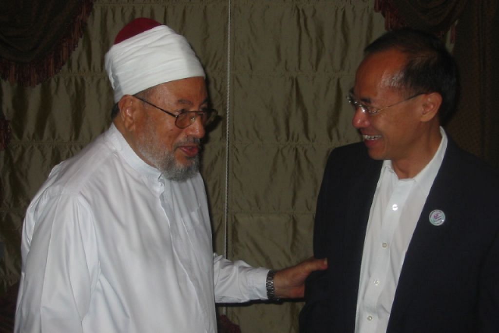 Yusuf al- Qaradawi bersama Menteri Ehwal Luar Singapura Encik George Yeo, pada 2006. 