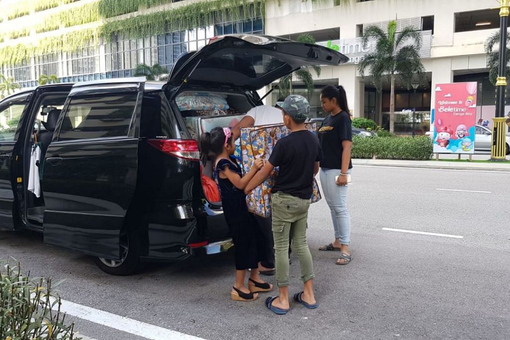 SIAP SEDIA PULANG: Keluarga warga Singapura Cik Norsiah Sunaidi yang tinggal di Johor siap sedia untuk pulang ke tanah air pada 17 Mac 2020.