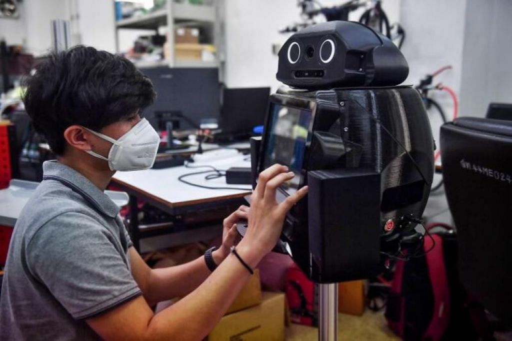 ROBOT BANTU LAWAN VIRUS: Robot itu telah membantu kakitangan di empat hospital di dalam dan sekitar Bangkok mengurangkan risiko mereka dijangkiti koronavirus.