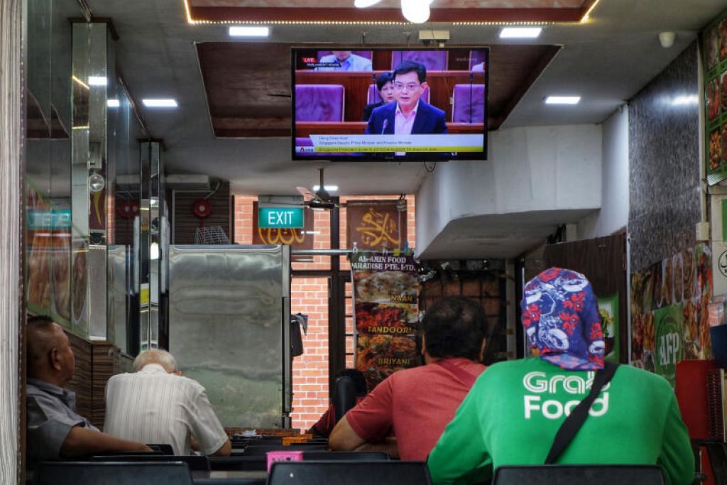 BELANJAWAN TAMBAHAN: DPM Heng Swee Keat mengumumkan Belanjawan Berdaya Tahan dalam tayang langsung di televisyen yang ditontoni pelanggan di kedai kopi di Holland Drive pada 26 Mac 2020.

