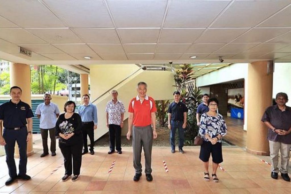 (tengah, baju merah) Encik Lee Hsien Loong bersama (paling kiri) Dr Koh Poh Koon dan para pemimpin akar umbi pastikan jarak sosial yang selamat dalam pertemuan perbincangan mereka. 