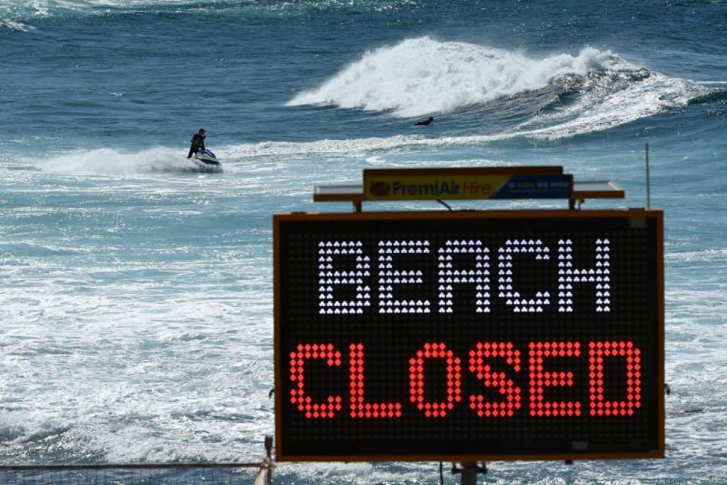 Salah satu pantai ditutup di Sydney pada 12 April. 