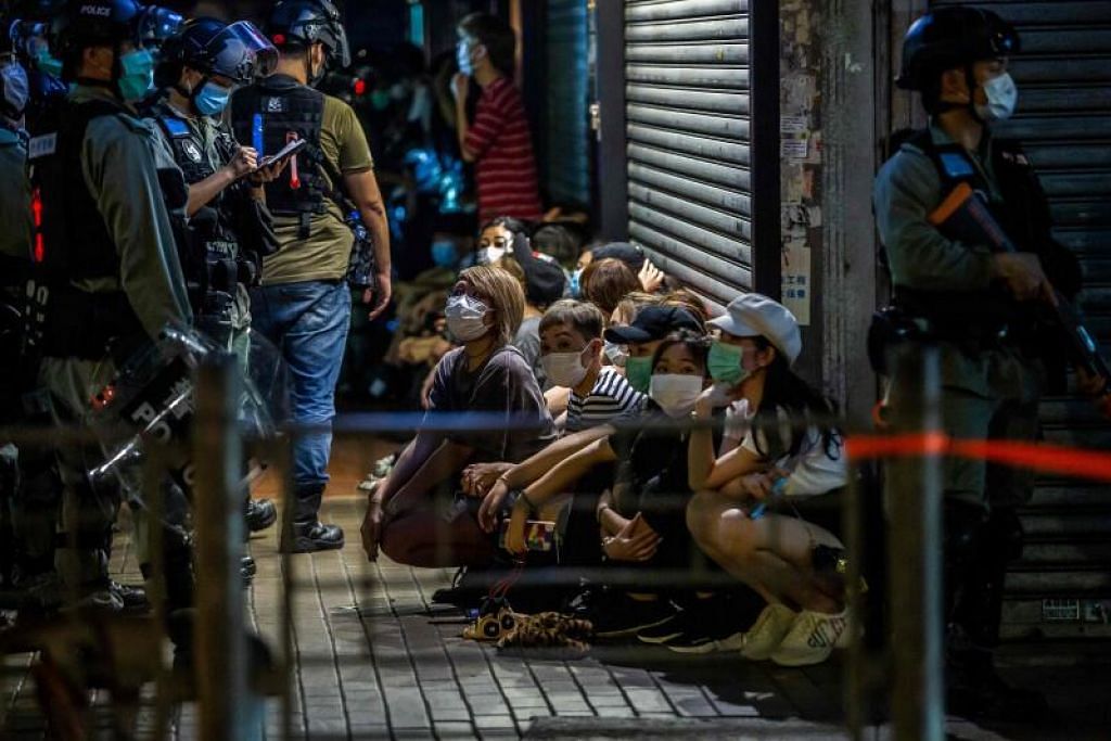 DIBERKAS: Polis rusuhan Hong Kong memberkas beberapa penunjuk perasaan sewaktu bantahan antipemerintah sekali lagi berlaku di pusat bandar. 
